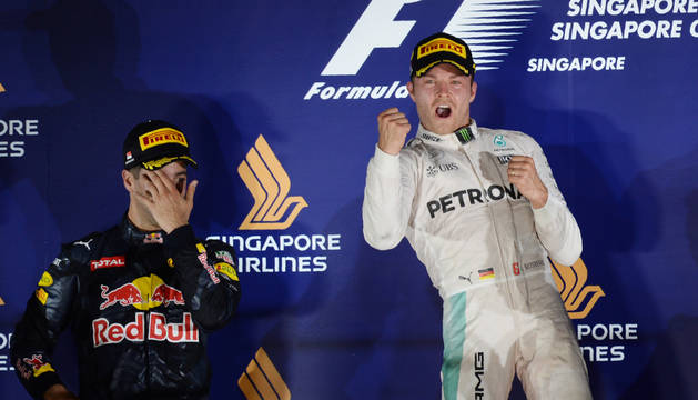 Rosberg trepó a la punta en Singapur